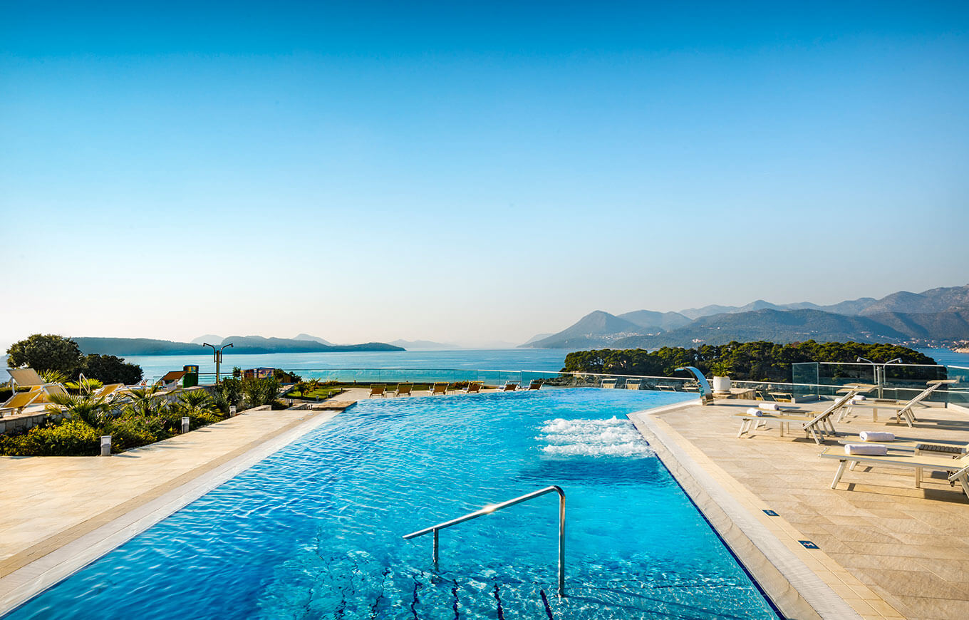 Bazen na otvorenom u hotelu Argosy u Dubrovniku s zadivljujućim pogledom na more i veličanstvene planine u pozadini.