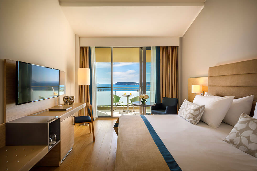 Ein geräumiges Hotelzimmer für 2 Personen mit einem großen Bett und einem atemberaubenden Meerblick im Argosy Hotel.