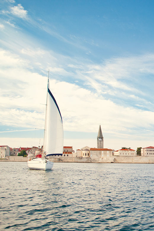 Jedrilica s starim gradom Poreč u pozadini