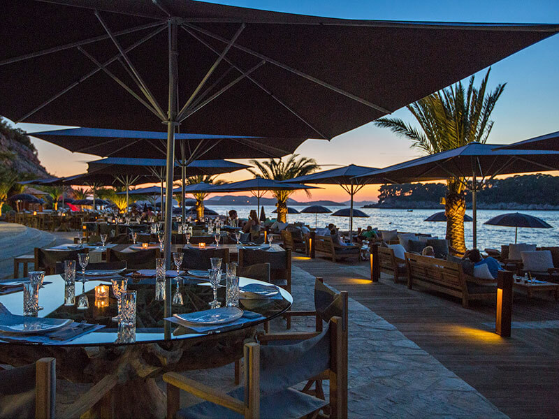 Postavljeni stolovi za objedovanje u Coral Beach Clubu u Dubrovniku