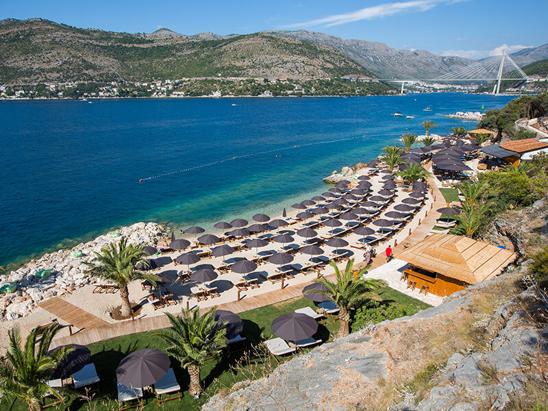 Zračni pogled na Coral Beach Club, njegov bar in ležalnike.