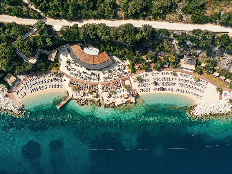 Lettini e ombrelloni al Coral Beach Club a Dubrovnik.