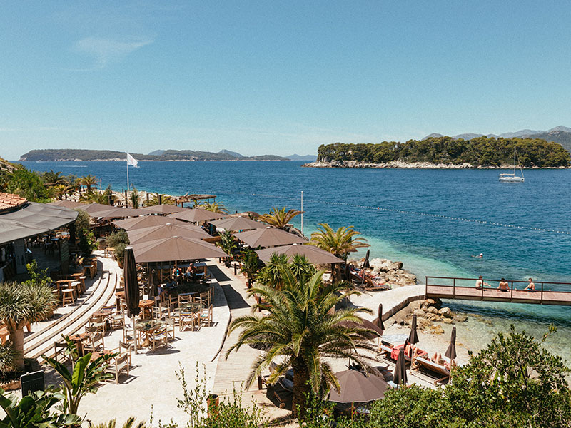 Vista aerea del Coral Beach Club, del suo bar e dei lettini.