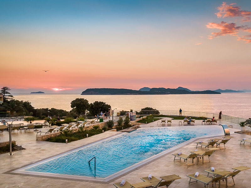 Bazen na otvorenom u hotelu Argosy u Dubrovniku s zadivljujućim pogledom na more i veličanstvene planine u pozadini.