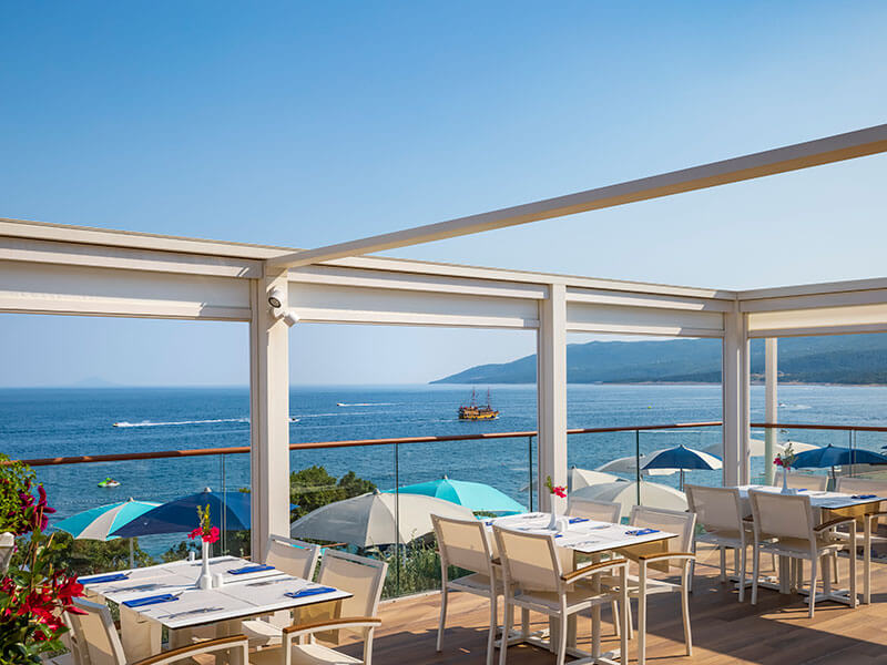 Terrasse mit Meerblick des Mediterraneo Restaurants