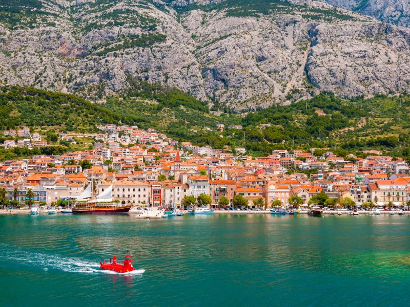 Makarska rivijera s planinskom pozadinom i jadranskom obalom
