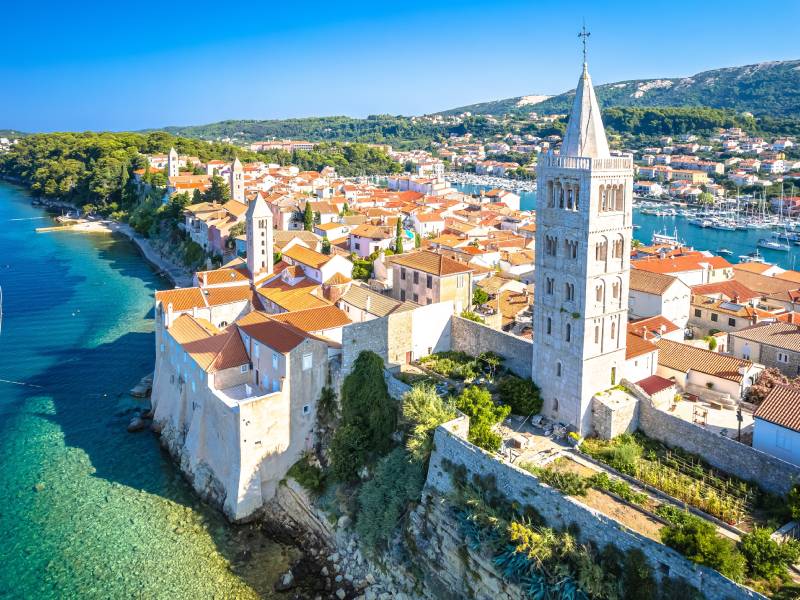 Zračni pogled na grad Rab s katedralom i srednjovjekovnim kulama