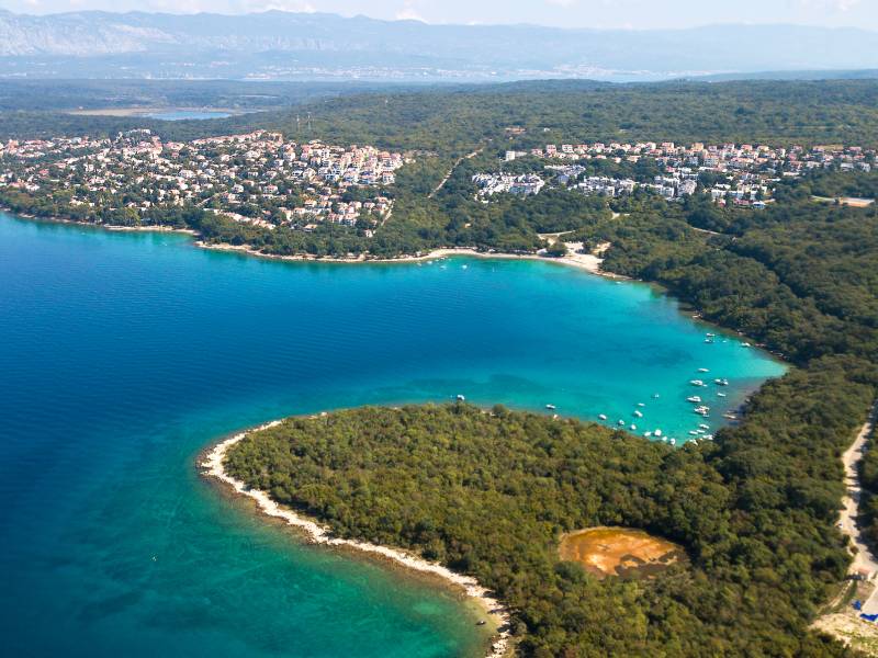 Zračni pogled na otok Krk sa zelenom obalom i tirkiznim morem