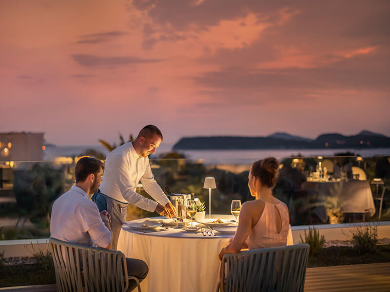 Cena romantica al tramonto in Croazia con servizio e vista mare.
