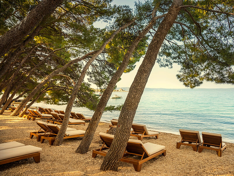 Rodzina spędzająca jakościowy czas na plaży Val Maro Sandy Beach w Valamar Isabella Island Resort.