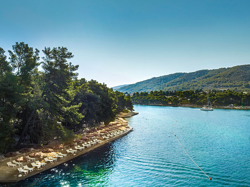 Aussicht auf die Bucht des Strands Jagodna mit türkisfarbenem Wasser und Pinien