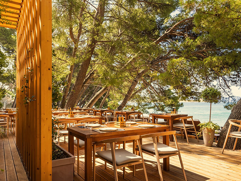 Cocktail colorati serviti in un bar sul mare a Makarska