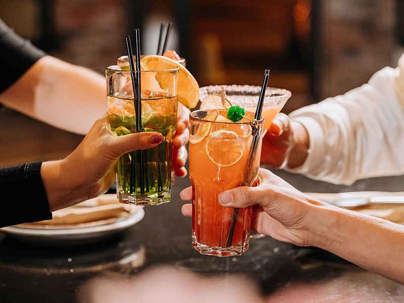 Cocktail colorati serviti in un bar sul mare a Makarska