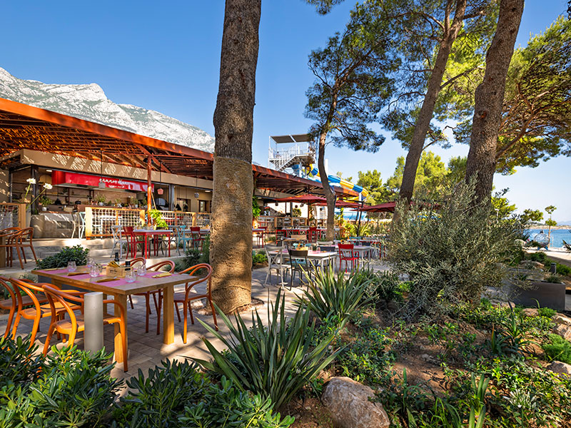 Chef in una trattoria italiana a Makarska con cucina sullo sfondo
