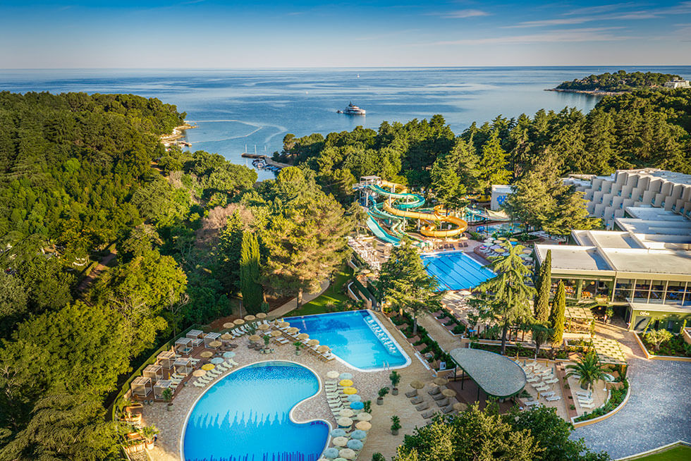 Zračni pogled na hotel Diamant v Poreču v Istri z bazenskim kompleksom Aquamar in vodnimi tobogani