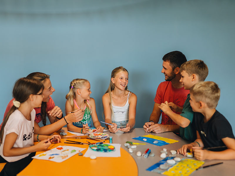 Animatorji in otroci skupaj slikajo na ustvarjalni delavnici – Maro Club, hotel Valamar Diamant