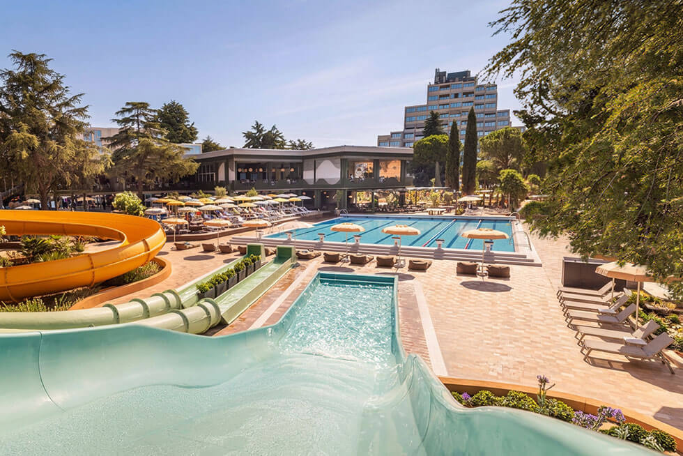 Zračni pogled na hotel Diamant u Poreču, Istra, s Aquamar bazenskim kompleksom i vodenim toboganima