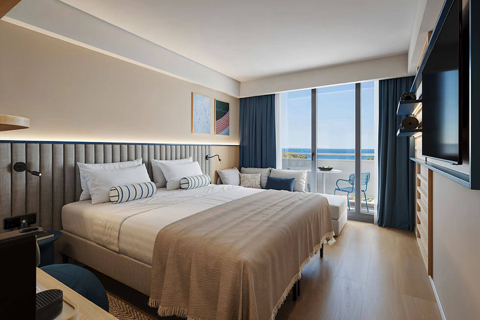 Moderna dvokrevetna soba s udobnim krevetom i balkonom u Valamar Diamant Hotelu.