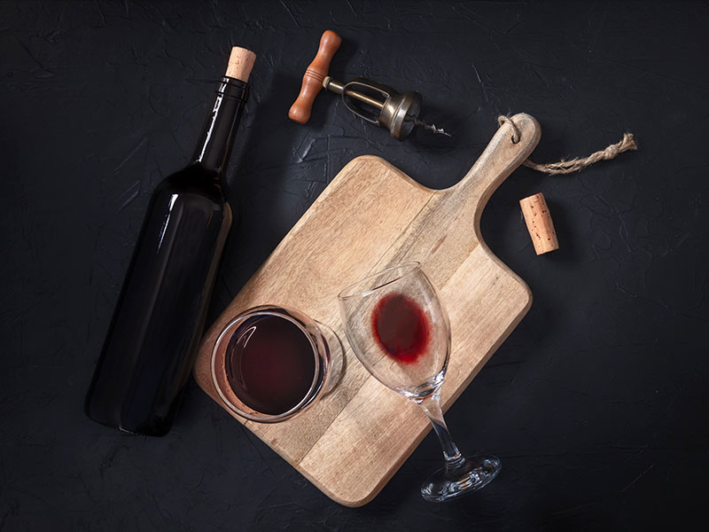 Rotwein und Flasche auf Holzbrett im Bakus Wine Bar Dubrovnik