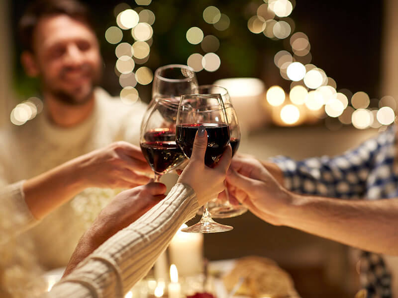 Freunde stoßen mit Rotwein in einer Bar in Dubrovnik an