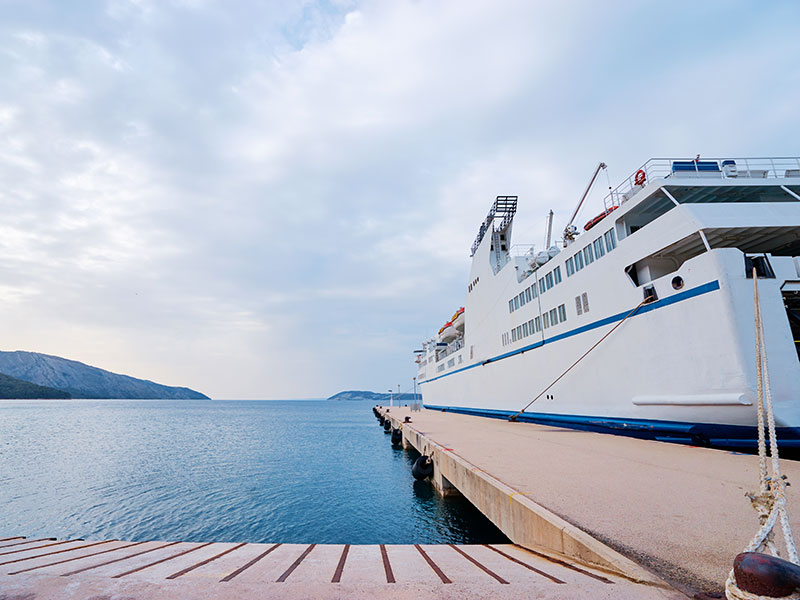 Passagierfähre am Pier bei klarem Himmel