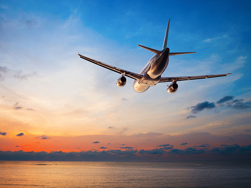 Passagierflugzeug fliegt bei Sonnenuntergang