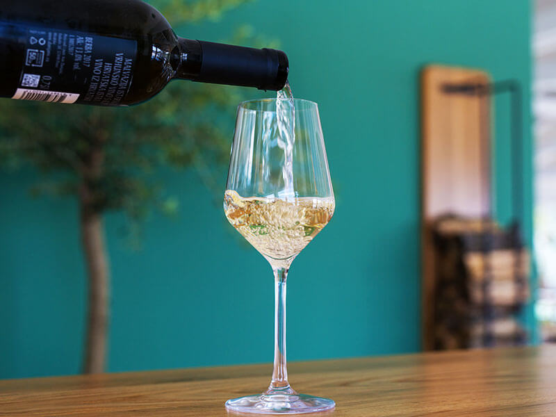Einschenken von kroatischem Weißwein in einer Weinbar in Dubrovnik