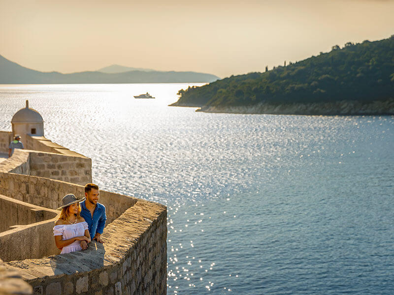 Romantická prechádzka po starobylých hradbách Dubrovníka s výhľadom na Jadranské more