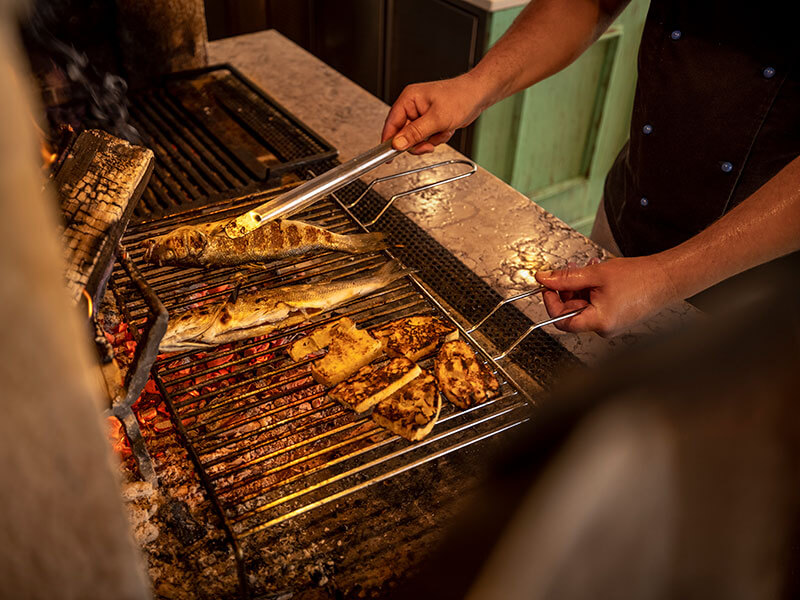 Koch grillt Meeresfrüchte in einer lokalen Konoba in Dubrovnik