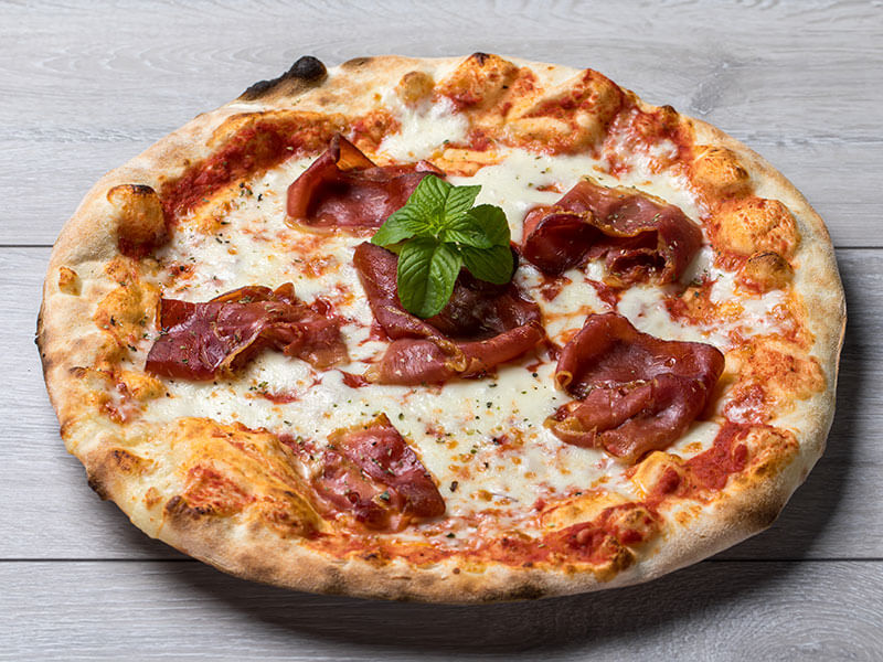 Pizza im italienischen Stil in einer Pizzeria in Dubrovnik serviert