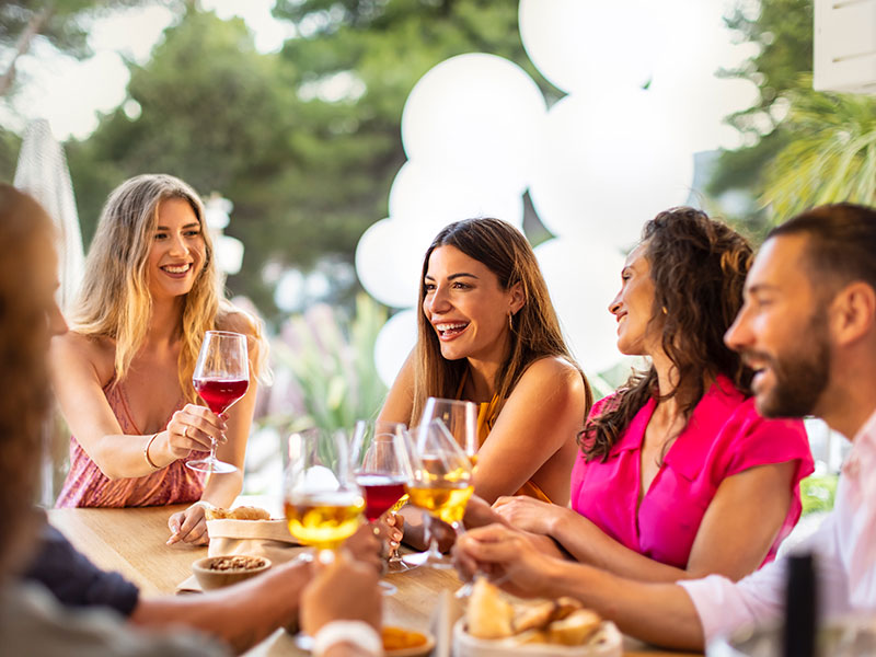 Freunde genießen Wein in einem Restaurant in Dubrovnik