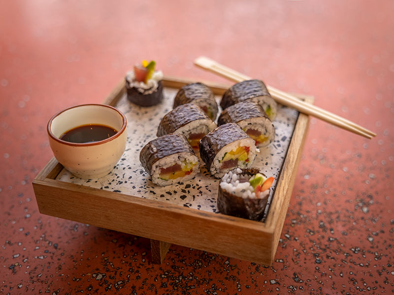 Nahaufnahme von Sushi-Rollen mit Sojasauce und Tee