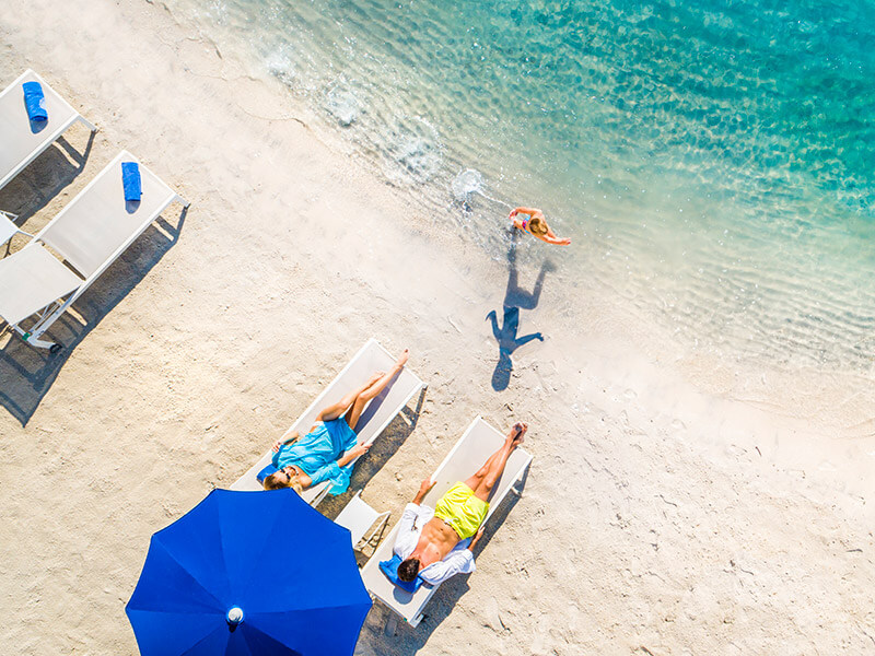 Rodina tráví kvalitní čas na Val Maro Sandy Beach v Valamar Isabella Island Resortu.