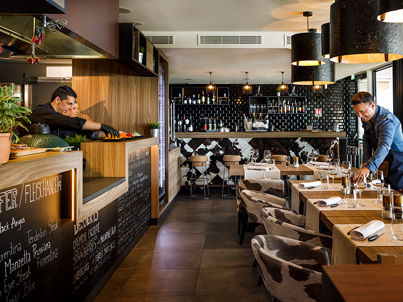 Il personale prepara i tavoli al Black & Blue Steakhouse