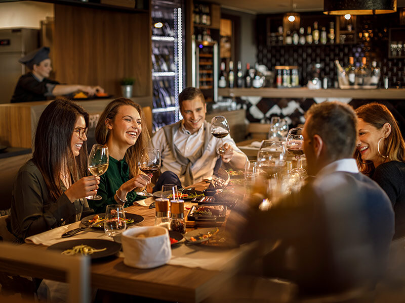 Gruppo di persone che si godono un pasto al Black & Blue Steakhouse