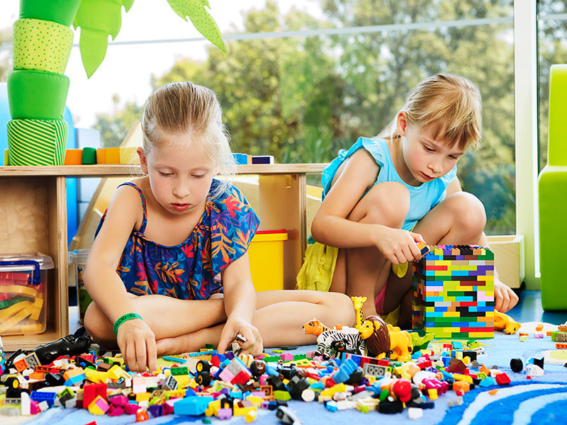 Deux petites filles jouent avec des blocs de lego