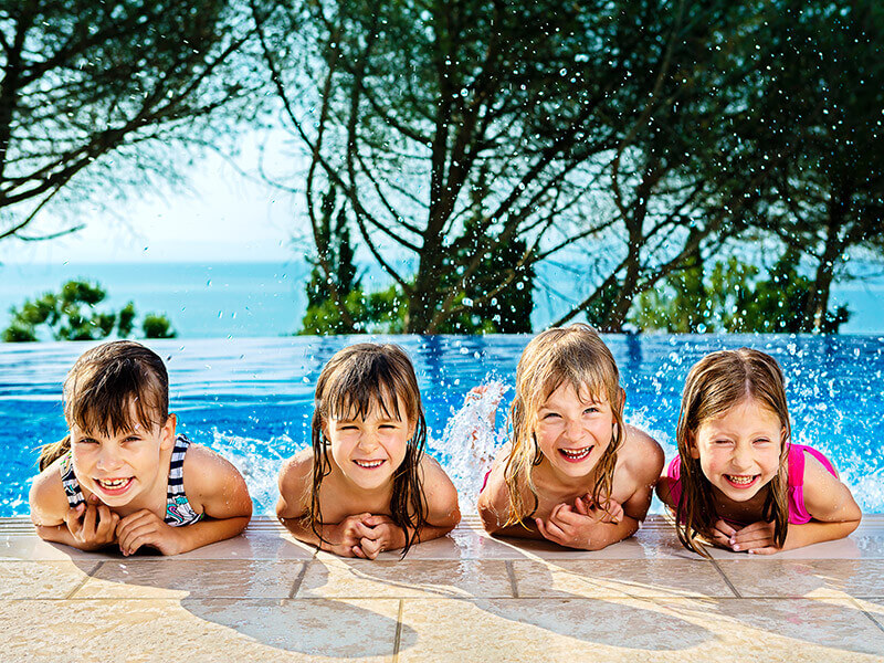 Petites filles s'amusant à la piscine extérieure Aqua Maro