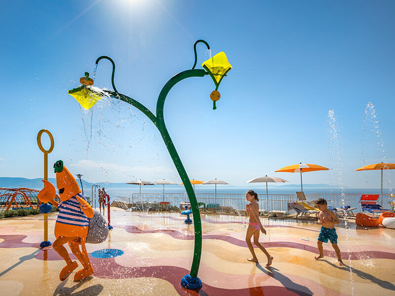 La mascotte Maro et les enfants jouent sur l'aire de jeux Splash au Girandella Valamar Collection Resort