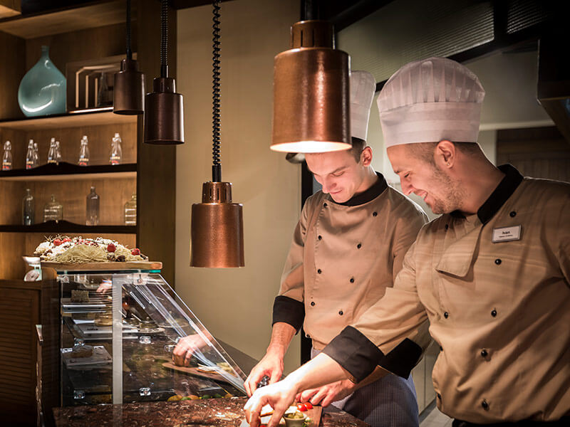 Chef che preparano un tagliere mediterraneo alla La Pentola Trattoria Italiana