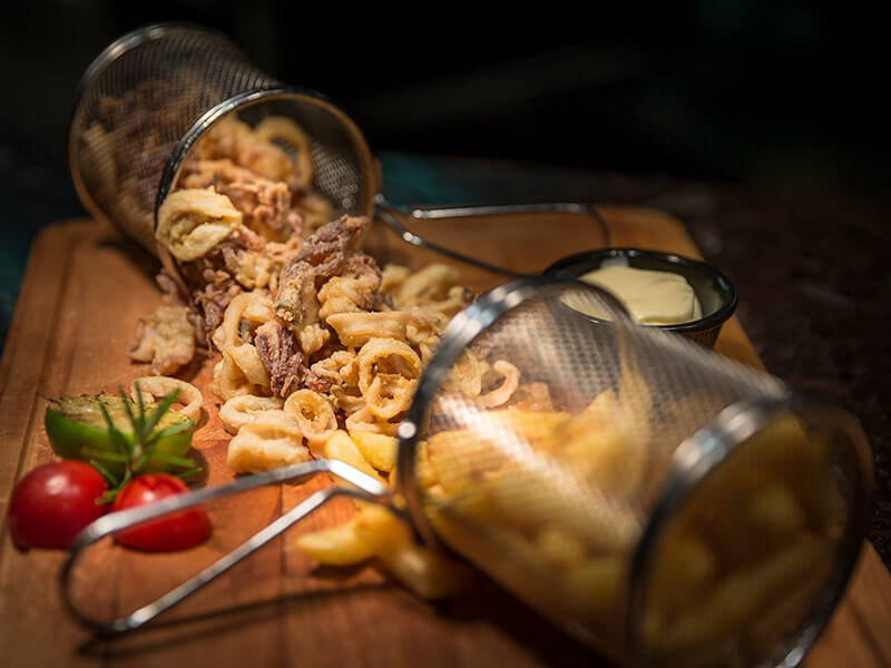 Calamari fritti su un tagliere di legno