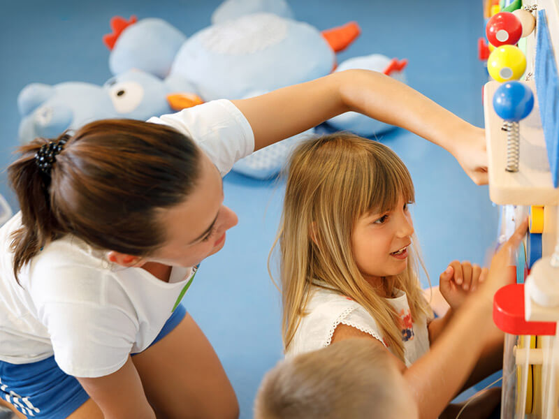 Le personnel de Maro joue dans la zone Maro Smart Play avec une petite fille