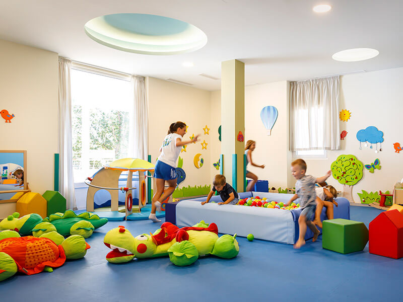 Le personnel de Maro joue avec les enfants dans la salle de jeux Maro du Girandella Valamar Collection Resort