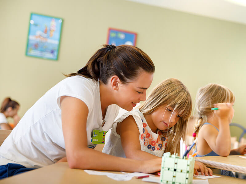 Le personnel de Maro écrit et dessine avec les enfants