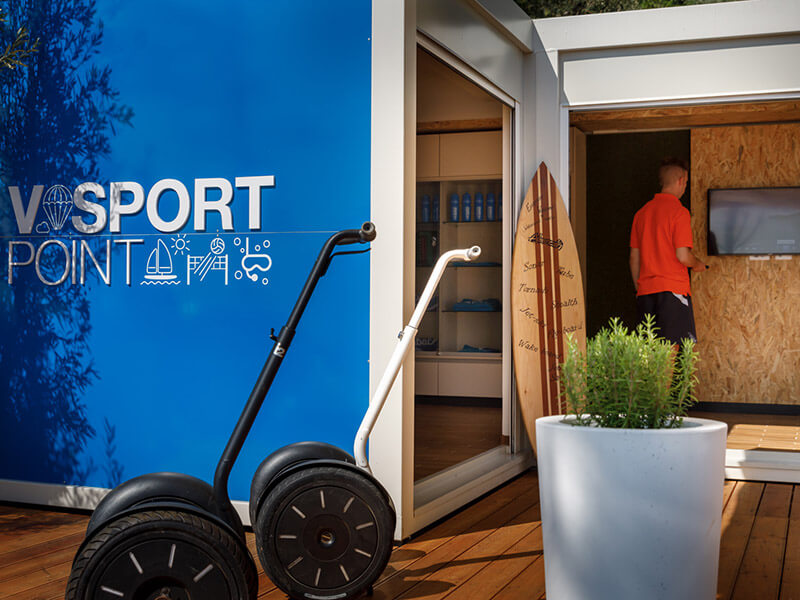 Dva segwaya na recepciji V Sport Pointa u Girandella Valamar Collection Resortu