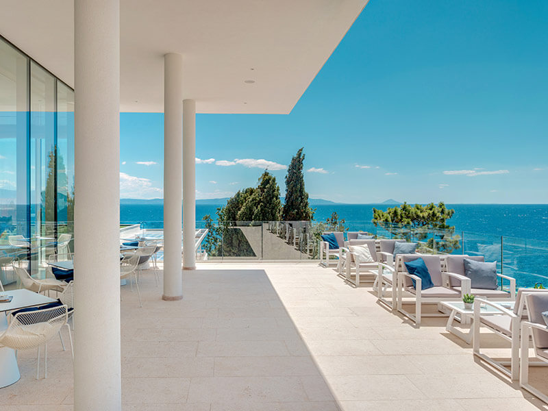 Terrazza soleggiata con vista sul mare del bar della hall Vista