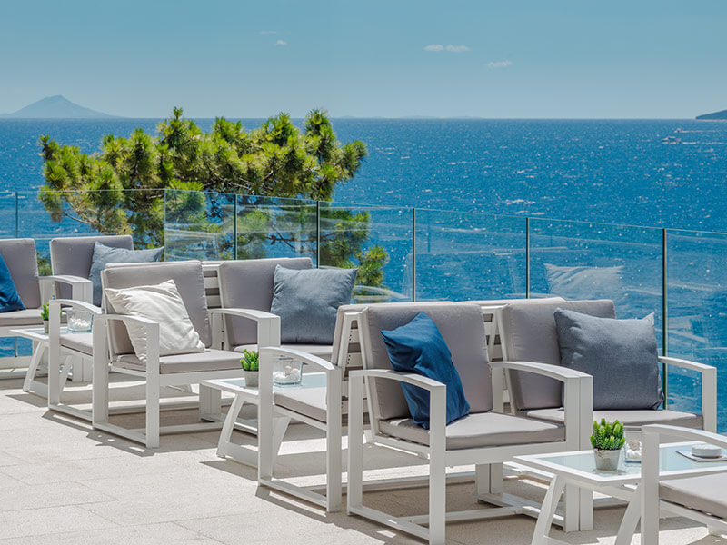 Tavolo sul bordo della terrazza soleggiata con vista mare del bar della hall Vista