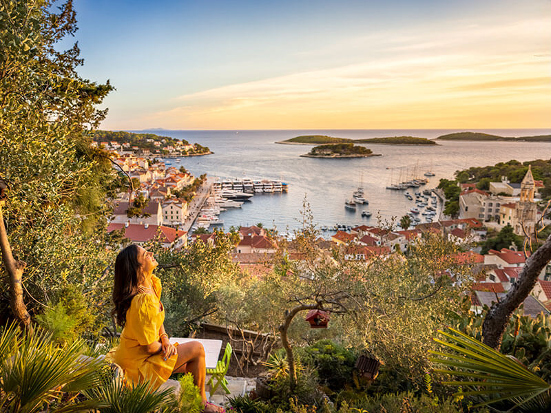 Vue pittoresque sur le port de Hvar avec yachts et îles, la destination estivale numéro un en Croatie.