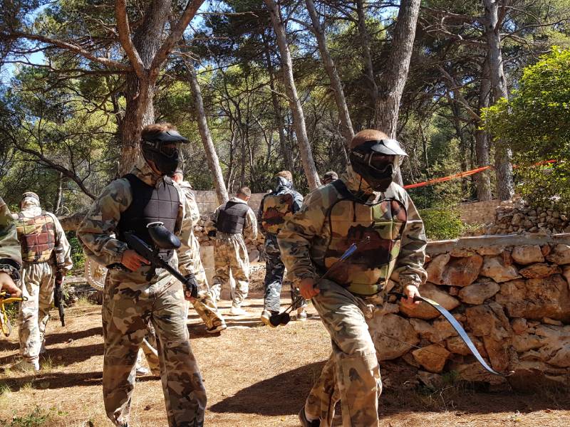 Paintball v borovicovom lese