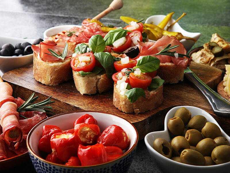 Mediteranska bruschetta deska s paradižniki, olivami in kruhom