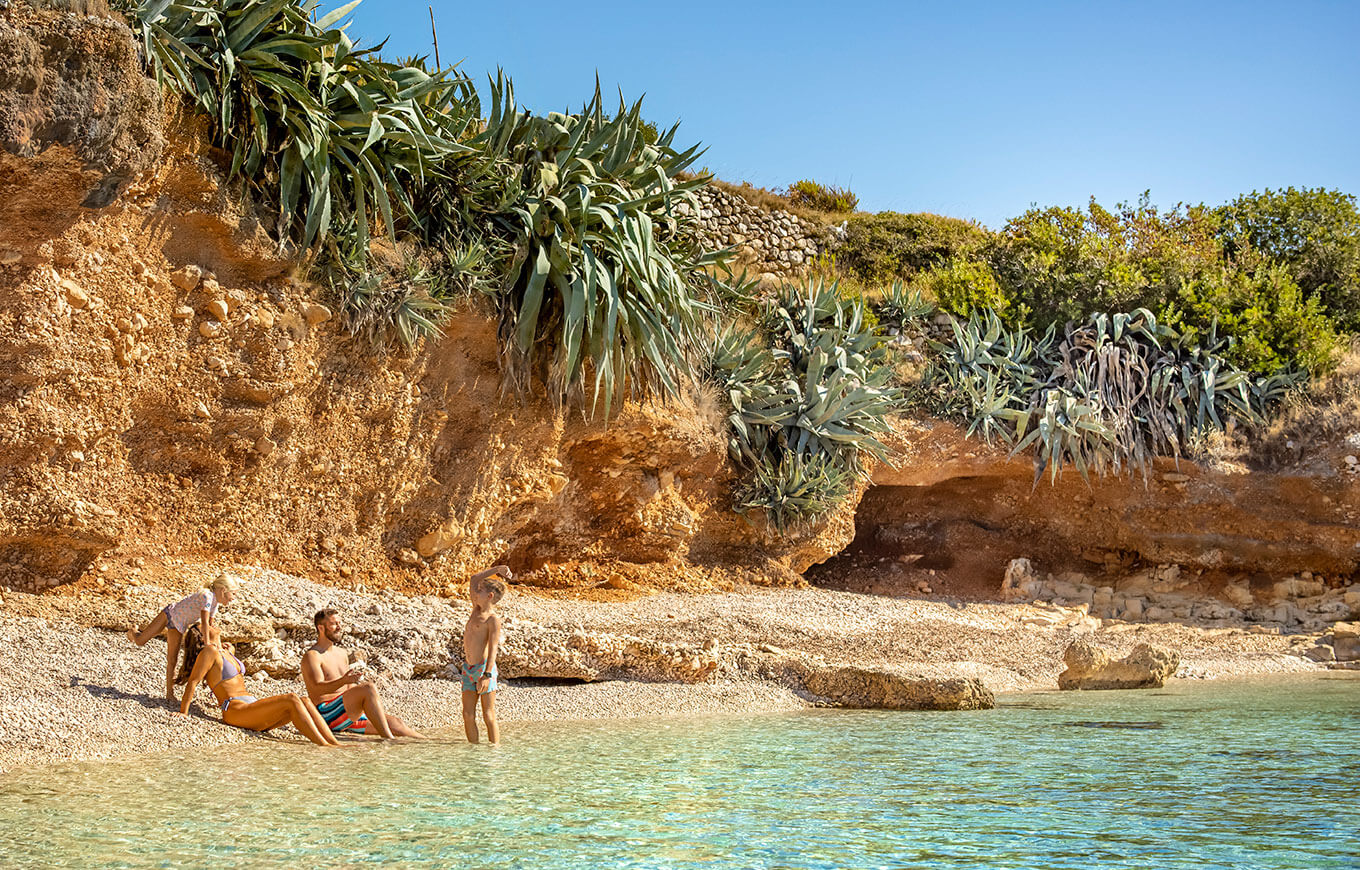 Familienurlaub an einem natürlichen Kieselstrand auf der Insel Hvar